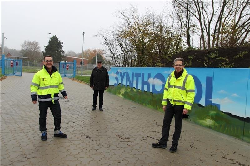 Anlagen-Manager Mario Lutz, SPD-Ratsherr Horst Subei und Dr. Henning Ziemer, Sprecher der Geschäftsführung von Synthopol, an der neuen Ausfahrt Am Erlengrund. Foto: Richter