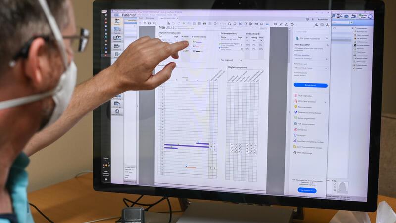 Darum erhält derzeit jeder Post von seiner Krankenkasse Anlaufen soll die E-Patientenakte für alle ab 15. Januar 2025, vier Wochen später dann auch in Niedersachsen.