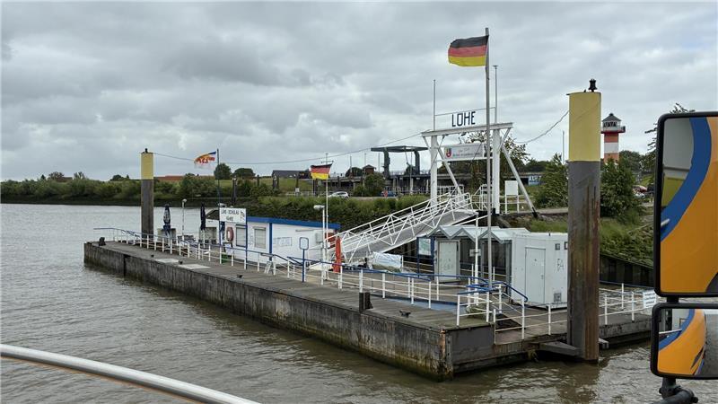 Lühe-Schulau-Fähre: Schiffsführer und Deckspersonal dringend gesucht Anlegemanöver am Lühe-Anleger in Grünendeich.