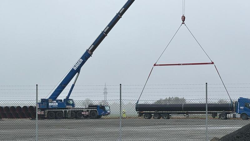 Anlieferung der 18 Meter langen Rohre zum Lagerplatz in Klein Wohlerst.