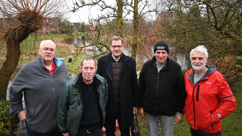 Anlieger treffen Deichverband: Wilhelm Ulferts, Nils Menge, Jan Schuback, Hans-Jürgen Bremer und Gerd Grunwald (von links).