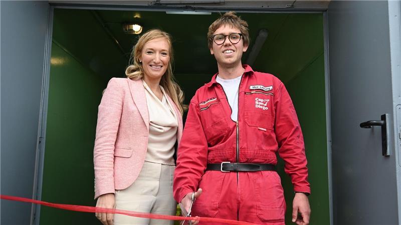 Mit Käfer und Strauß: Neue Ausstellung auf „Cap San Diego“ Ann-Kathrin Ruess, Geschäftsführerin der „Cap San Diego“ und Max Leinung, Mitarbeiter auf der „Cap San Diego“, zerschneiden ein rotes Band auf dem Schiff an den Hamburger Landungsbrücken.