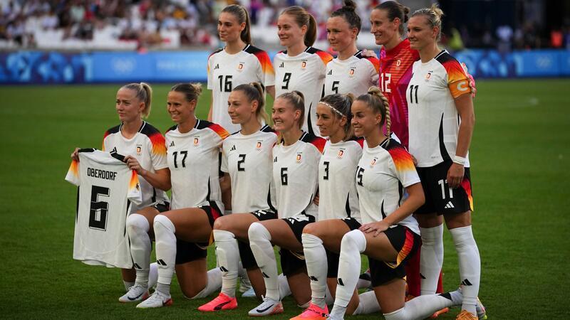 Ann-Katrin Berger (Zweite von rechts, obere Reihe) hat die Wachablösung im deutschen Tor geschafft. 