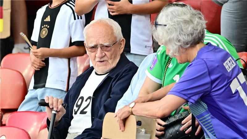 „Einfach nur Enttäuschung“: DFB-Frauen unterliegen Spanien Ann-Katrin Bergers Opa Herbert auf der Tribüne im Letzigrund-Stadion
