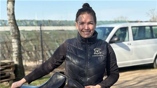 Ann-Katrin Knapp ist Sattlerin und liebt ihren Beruf, weil sie dadurch Mensch und Tier etwas Gutes tut.