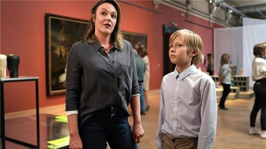 Anna (Alwara Höfels) mit ihrem Sohn Paul (Filip Wyzinski) im Museum,