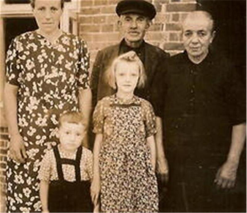 Das tragische Ende von Gerken Hini auf Kreta Anna Brunkhorst mit ihrem Sohn Johann, den Schwiegereltern Paul und Anna Brunkhorst sowie Johanns Cousine Annegret Bammann aus Wistedt im Sommer 1943.
