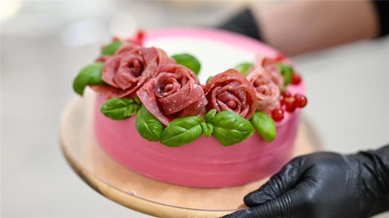 Anna Burkhardt aus Mannheim schafft Wursttorten - auf Wunsch auch mit Salamirosen und Basilikumblättern.