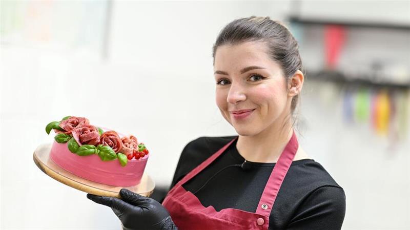 Anna Burkhardt aus Mannheim stellt Wursttorten her - auf Wunsch auch mit Salamirosen und Basilikumblättern.