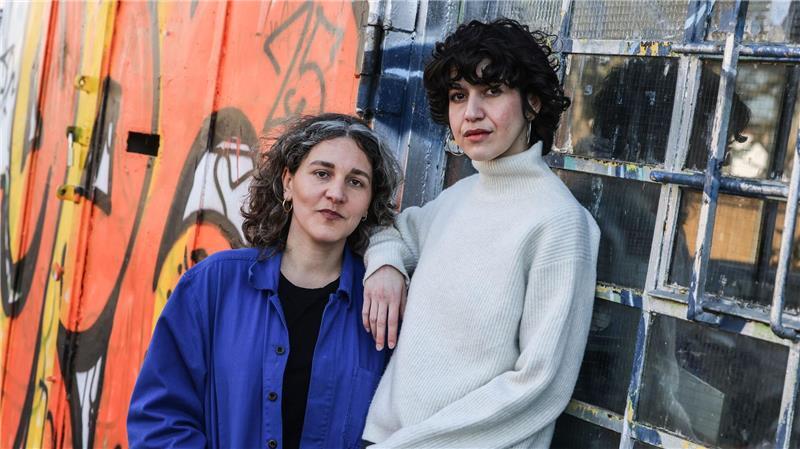 Anna Cainelli (links) und Sedaction sind DJ-Dozentinnen.