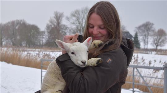 Anna-Carina Eilts ist mit ihren Tieren tief verbunden und war emotional schwer getroffen, als sie im Jahr 2024 etwa 60 Lämmer an der Blauzungenkrankheit verlor. 
