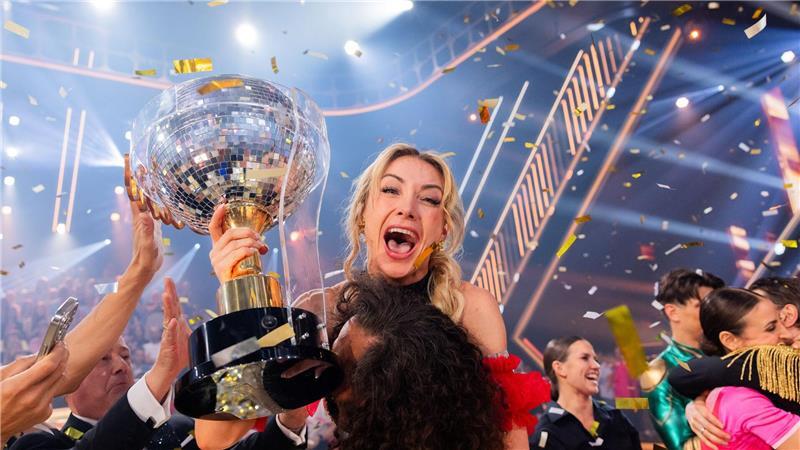 Anna-Carina Woitschack freut sich im Finale der RTL-Tanzshow „Let’s Dance“ im Coloneum über den Sieg.