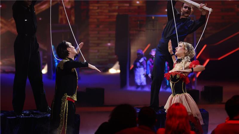 Anna-Carina Woitschack griff in ihrem Abschlusstanz die Puppenspieler-Tradition ihrer Familie auf.