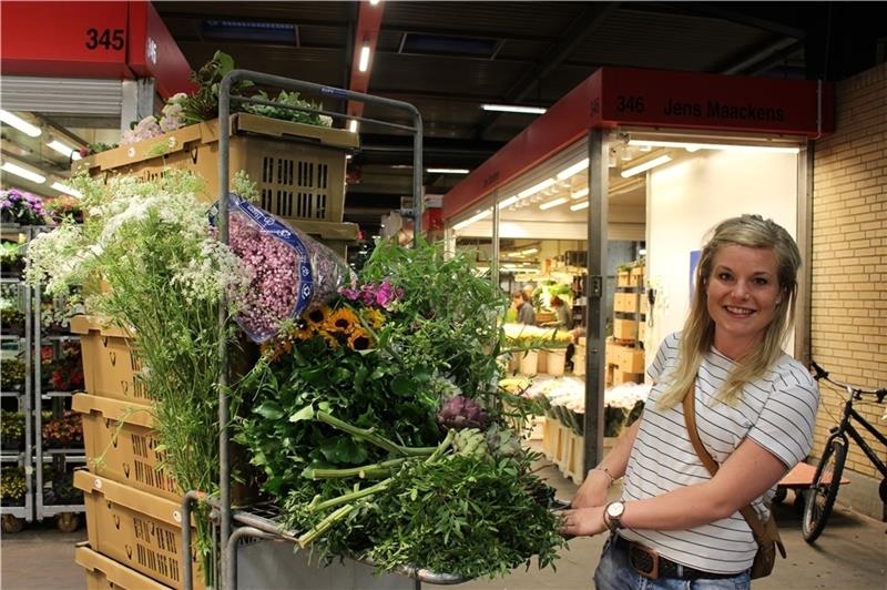 Anna Cohrs schiebt ihren voll beladenen Blumenwagen über den Großmarkt. Fotos: Frank