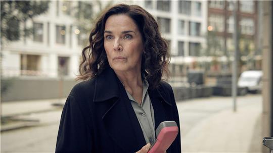 Anna Conti (Désirée Nosbusch) versucht an der Telefonzelle zu rekonstruieren, was der anonymen Anruferin widerfahren ist. 