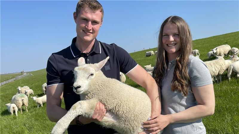 Anna Eilts und Jannek Haats-Voltjes aus Ostfriesland übernehmen bald die Deichschäferei in Feldhausen. Foto: Glückselig