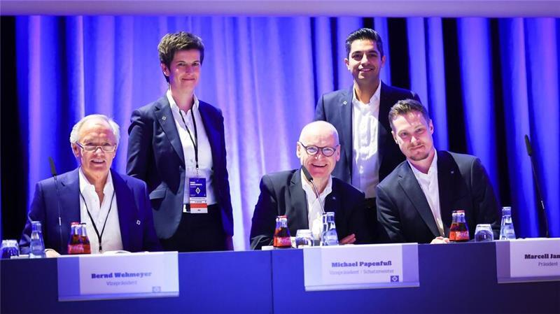 Anna Gnauk neue Leiterin des Olympiastützpunkts Hamburg Anna Gnauk (2.v.l), bislang in der Geschäftsführung des Hamburger SV e.V., wird Chefin des Olympiastützpunkts Hamburg/Schleswig-Holstein.