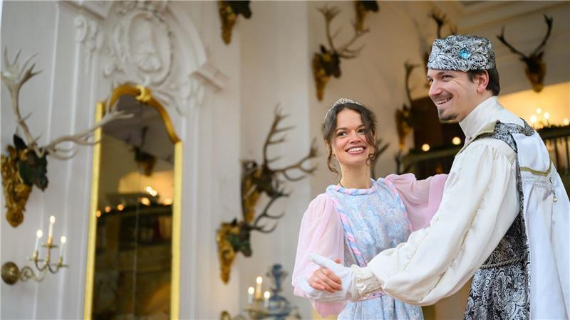 Anna Gregor als Aschenbrödel und Felix Hauke als Prinz tanzen im Festsaal von Schloss Moritzburg, dem einstigen Jagdschloss der Wettiner, vor der Eröffnung der traditionellen Winterausstellung „Drei Haselnüsse für Aschenbrödel“ zum gleichnamigen Kultfilm. Die Präsentation macht bis zum 1. März 2026 die Welt rund um den bekannten Märchenfilm erlebbar. (Archivbild)