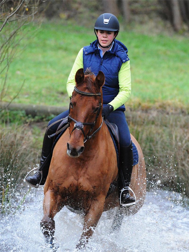 Anna Höhl auf ihrem „Fritz“. Die 27-Jährige ist erfolgreich in der Vielseitigkeit: „Die Pferde sind nur so gut wie ihre Reiter“, sagt sie. Foto: Kordländer