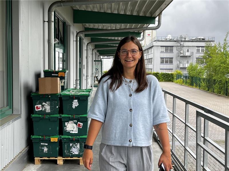 Anna Lauth, hinter ihr Boxen mit Tumorprothesen, die an der Rampe zum Versand in Kliniken bereitstehen.