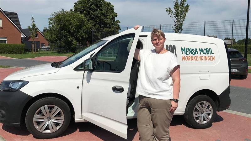 Mittagessen für Grundschüler: In Freiburgs Mensa wird für Nordkehdingen gekocht Anna-Lena Funck ist mit dem Mensa Mobil in Nordkehdingen unterwegs, um den Wischhafener Schulkindern das Essen zu bringen.