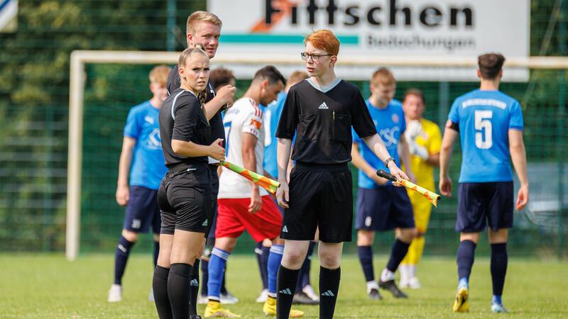 Anna-Lena Göben und Marvin Hauschild (dahinter) im Einsatz bei der A/O-Fußballwoche.