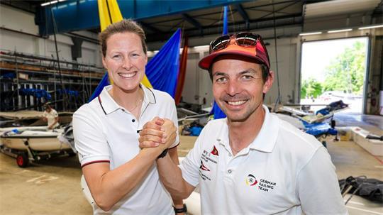 Anna Markfort (l) und Simon Diesch gewannen die olympische 470-Mixed-Klasse.