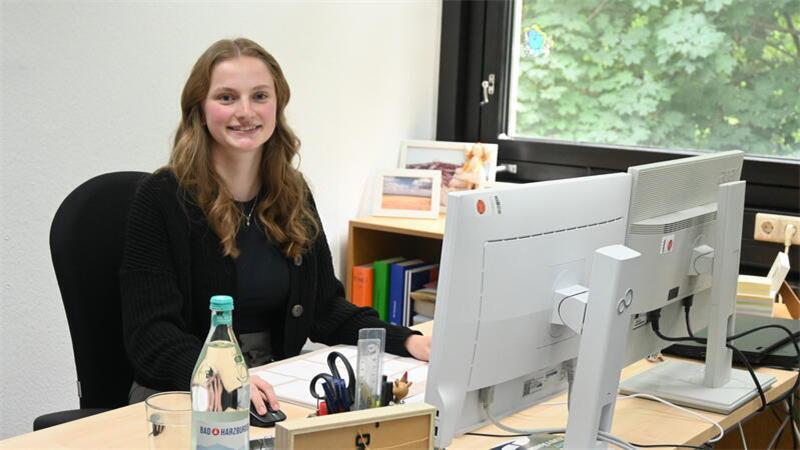 Anna Rogge arbeitet beim Finanzamt in Stade. Sie hat 2026 den zweitbesten Abschluss an der niedersächsischen Steuerakademie zur Finanzwirtin gemacht.