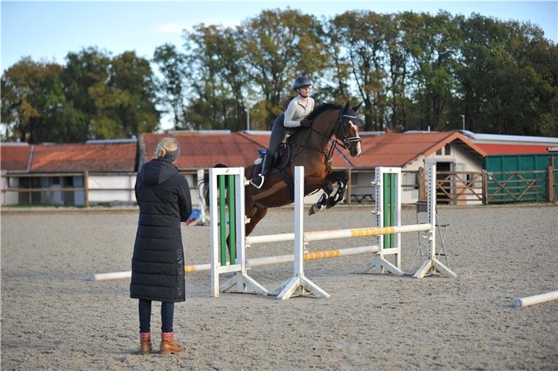 Lindemann Cup: Turniersieger lernen vom Profi Anna Siemer und Svea Templin auf dem Hannoveraner Poldi arbeiten an mehr Ruhe und Kontrolle beim Springreiten. Fotos: Wolf
