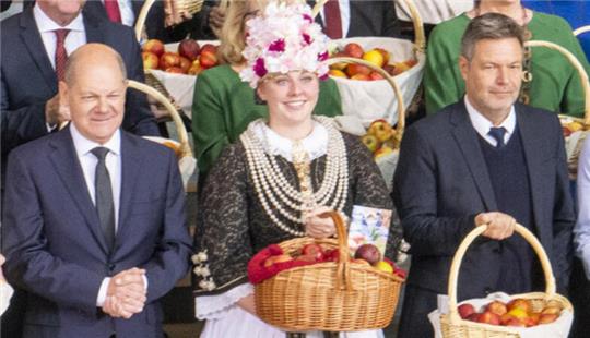 Anna-Sophie Sietas wird von Kanzler Olaf Scholz (SPD) und Vize-Kanzler Robert Habeck (Grüne) in die Mitte genommen.