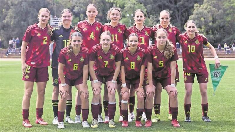 Anna Tobaben: Vom TSV Apensen ins Nationalteam Anna Tobaben (hintere Reihe, Dritte von links) mit dem Team beim offiziellen Mannschaftsfoto.