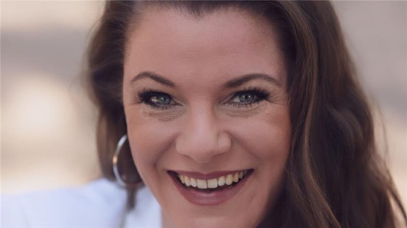 Schlagersängerin aus Otterndorf singt vor Stefan Mross bei "Immer wieder sonntags" Anna Valerian präsentiert in der Fernsehshow "Immer wieder sonntags" ihren Song "Herzstürme".