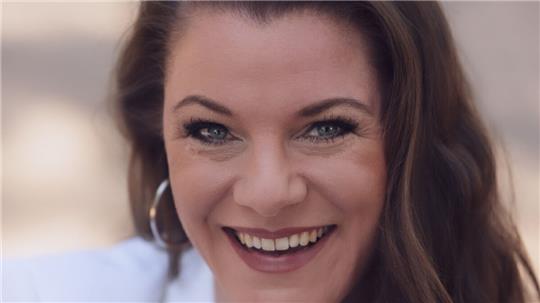 Anna Valerian präsentiert in der Fernsehshow "Immer wieder sonntags" ihren Song "Herzstürme".