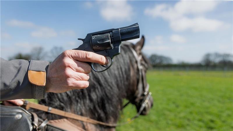 Anna Weiler feuert auf dem Rappen Oro, der bei den Karl-May-Spielen Winnetous Pferd Iltschi darstellt, einen Schreckschuss-Revolver ab.