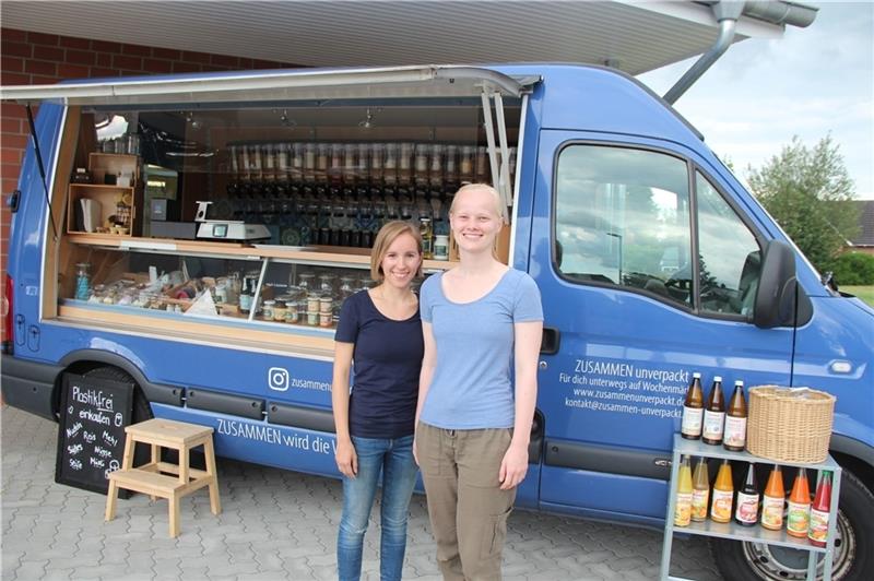Anna (links) und Jasmin Cohrs haben „Zusammen unverpackt“ gegründet. Schon jetzt sind sie auf Wochenmärkten, bald fest in Sauensiek. Foto: Michaelis