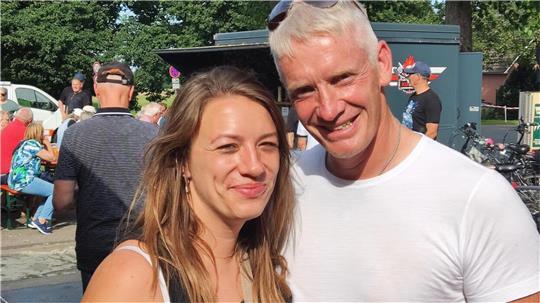 Anna und Stefan Schomaker Barndt haben am Deichbrand-Freitag geheiratet und verbringen einen Tag ihrer Flitterwochen in Wanhöden.
