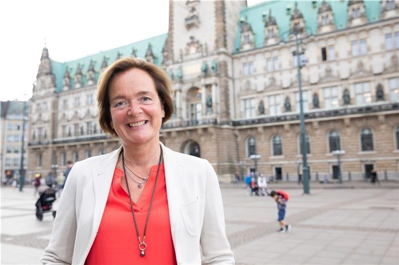 Anna von Treuenfels-Frowein (FDP), fraktionslose Abgeordnete in der Hamburger Bürgerschaft, steht bei einem Fototermin vor dem Rathaus. Foto: Christian Charisius/dpa