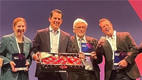 Annabel Dreeßen, Uli Voigtsberger, Professor Werner Dierend und Ulrich Buchterkirch freuen sich über die ECR-Award-Auszeichnung für das Aldiamo-Projekt (von links).