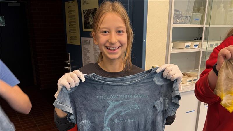 Raus aus der Exotenrolle: Stader Schülerinnen und Technik Annabell Grünberg hat mit Farbstoffen der Natur experimentiert.