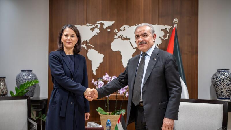 Baerbock in Nahost - Zwischen Staatsräson und Humanität Annalena Baerbock (Bündnis90/Die Grünen), Außenministerin von Deutschland, spricht mit Mohammed Schtaje, Ministerpräsident der Palästinensichen Autonomiebehörde.