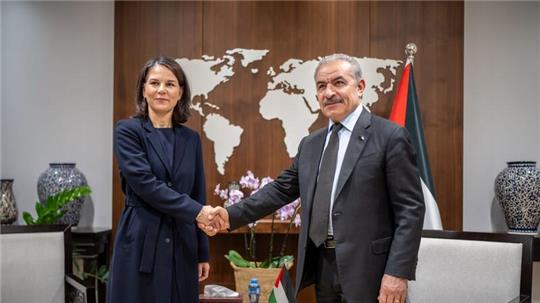 Annalena Baerbock (Bündnis90/Die Grünen), Außenministerin von Deutschland, spricht mit Mohammed Schtaje, Ministerpräsident der Palästinensichen Autonomiebehörde.