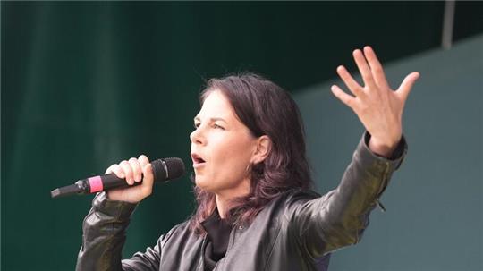 Annalena Baerbock, Bundesaußenministerin, spricht im Rahmen der Europawahlkampf-Tour.
