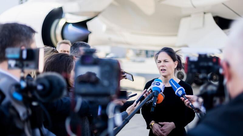 Baerbock: „Großoffensive auf Rafah darf es nicht geben“ Annalena Baerbock am Internationalen Flughafen von Kairo.