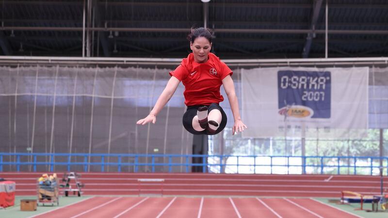 Annalena Baerbock hebt ab - beim Ortstermin in Leverkusen.