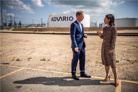 Annalena Baerbock im Gespräch mit Advario-Finanzvorstand Thomas Seifert. Die Bundesaußenministerin besuchte in Houston die Firma, die ein Ammoniakspeichersystem entwickelt hat.
