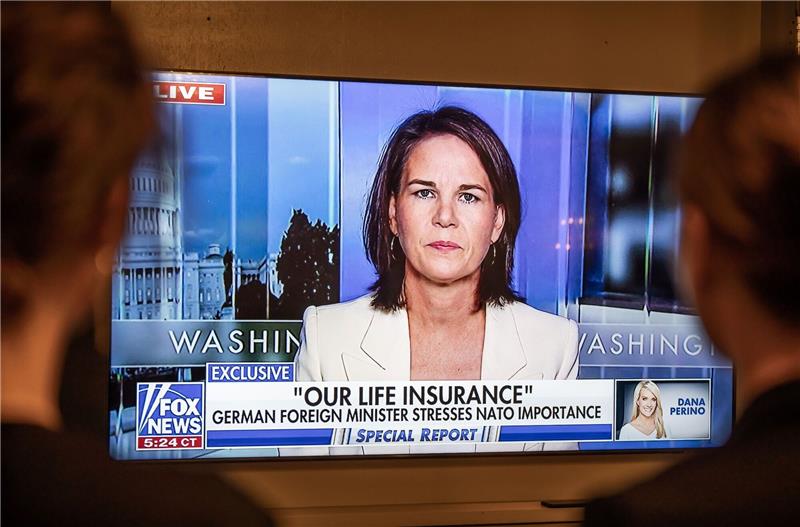 China verärgert über „Diktator”-Kommentar: Baerbock gelassen Annalena Baerbock ist auf einem Bildschirm des TV-Senders Fox News während eines Interviews mit Bret Baier zu sehen.