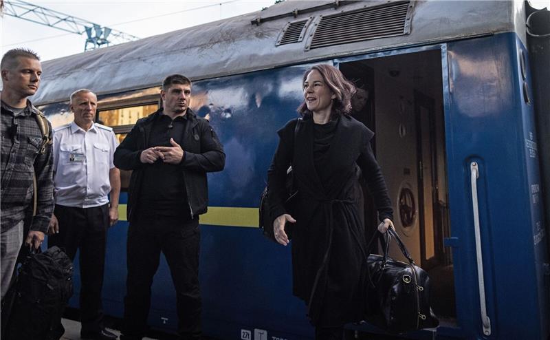 Baerbock an Putin: Verschleppte Kinder müssen nach Hause Annalena Baerbock ist mit dem Zug in der ukrainischen Hauptstadt Kiew eingetroffen.