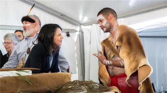 Annalena Baerbock spricht mit Vertreterinnen und Vertretern des Volkes der Kaurna bei einer Zeremonie zur Rückführung von Kulturgütern.