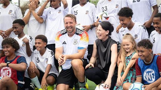 Annalena Baerbock trifft den deutschen Coach Timo Jankowski, der den Fußball-Nachwuchs Fidschis trainiert.