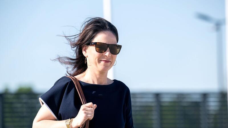 Annalena Baerbock wird auf einer ihrer bisher längsten Reisen rund 43.000 Kilometer zurücklegen, was einer Erdumrundung entspricht, und mehr als 50 Stunden im Flieger verbringen, wenn alles gut geht.
